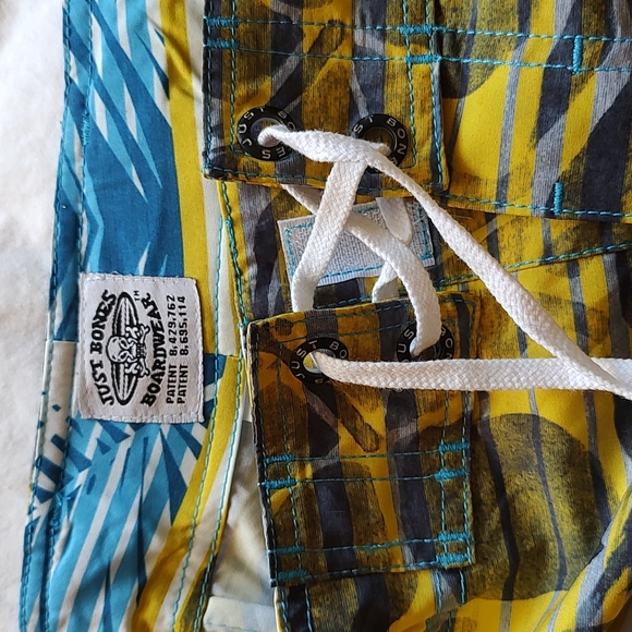 Just Bones board shorts sz 34 Hawaiian print - Picture 5 of 7